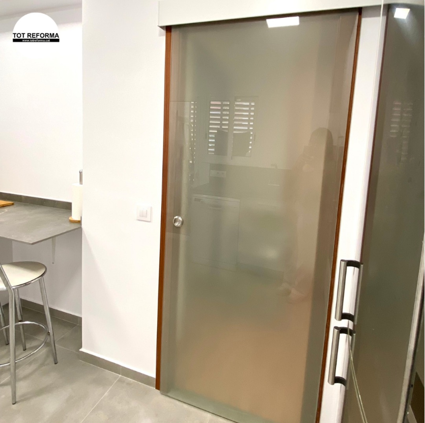 Instalación de puertas correderas para cocinas. Empresa de reformas en Esparraguera