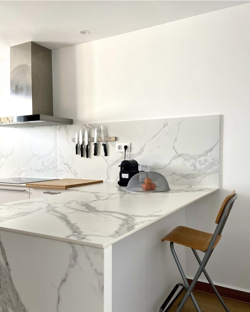 Imagina empezar tus días disfrutando de un desayuno cómodo, lleno de luz natural y rodeado de un espacio que combina funcionalidad y estilo. Las barras de cocina se han convertido en un elemento esencial en los hogares modernos, aportando no solo un toque de elegancia, sino también ofreciendo una solución práctica para maximizar el uso de la cocina.