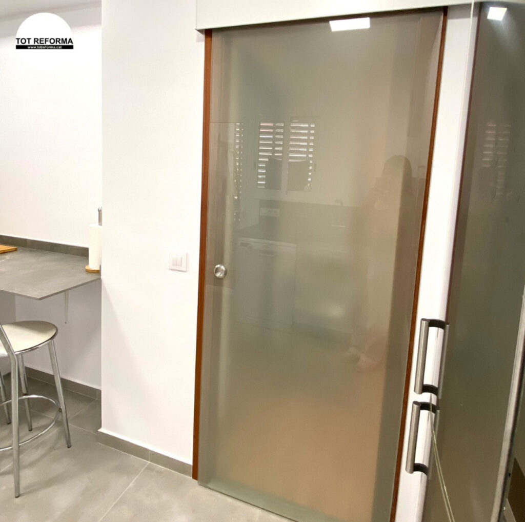 Les portes corredisses són molt més que un simple element funcional; representen una solució pràctica i moderna que pot transformar qualsevol espai de casa teva. Si estàs buscant maximitzar l’ús de les habitacions i aportar un toc d’elegància, aquestes portes tenen molt per oferir.